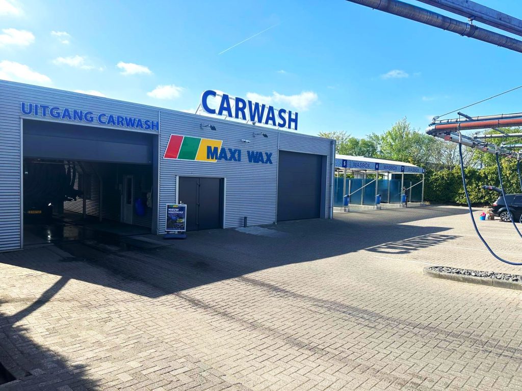 Voorkant van autowasstraat MaxiWax aan de Phileas Foggstraat in Emmen