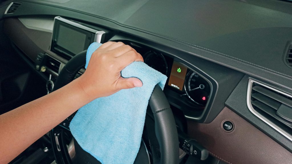 Stuur van een auto wordt schoongemaakt met een microvezeldoek